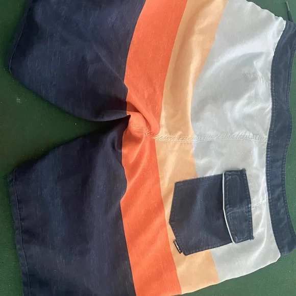O’NEILL Men’s waist 34 inch,8”Inseam very good condition Board shorts. - Picture 2 of 4